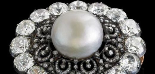 Putilova perla je zasazena do brože z 19. století.