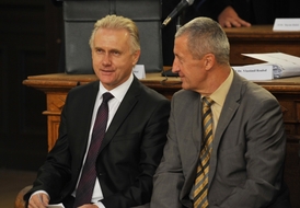 Jiří Lajtoch (vlevo) u soudního procesu.