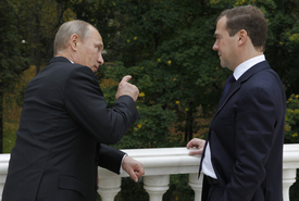 A teď to bude zase takhle, da? Putin (vlevo) Medveděvovi časové reformy zrušil.