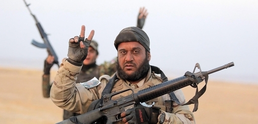 Příslušníci šíitské milice slaví vítězství (ilustrační foto).
