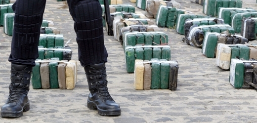 Španělská policie při zátahu proti pašerákům drog zabavila 369 kilogramů kokainu.