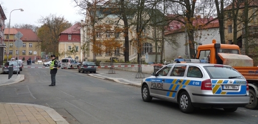 Policie evakuovala v Chebu kvůli nálezu podezřelého předmětu při výkopových pracích v Hradební ulici asi pět set lidí.
