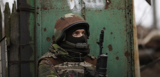 Příslušník ukrajinských dobrovolných jednotek na stráži u města Pisky.