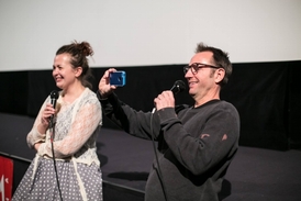 Programová ředitelka Mezipater Lucia Kajánková a režisér Eric Schaeffer v pražském Světozoru před promítáním filmu Jak kluk potkal holku.