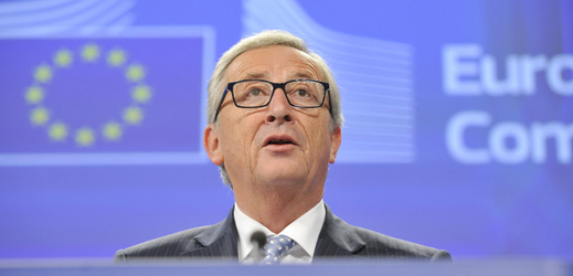 Předseda Evropské komise čelí jen pár týdnů po nástupu do funkce skandálu.