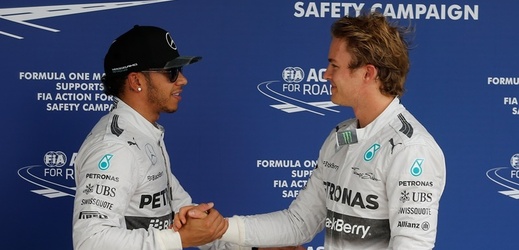Lewis Hamilton (vlevo) a Nico Rosberg, týmoví parťáci, kteří se poperou o titul.