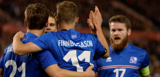 Fotbalisté Islandu se radují z gólu.