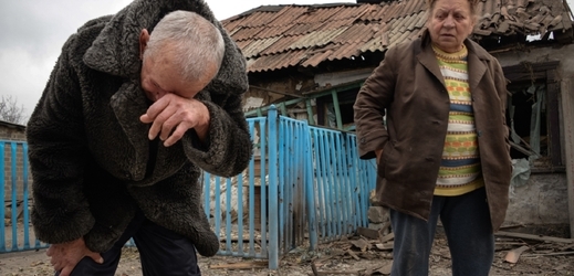 Zoufalý muž v Doněcku. Ostřelování ukrajinské armády zničilo jeho rodině dům.