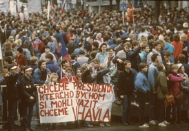 Shromáždění studentů podporujících Václava Havla.