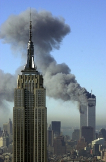 New York zažívá teroristický útok na Světové obchodní centrum.