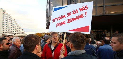 Zemana provázejí při cestě po Moravě protesty. Tento transparent je z Ostravy.