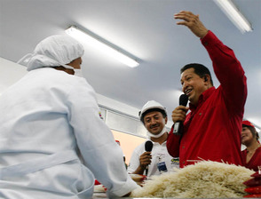 Chávez obvykle s neprůstřelnou vestou pod rudou košilí.