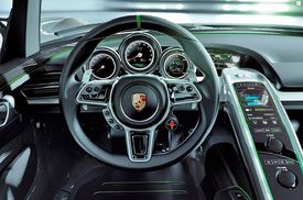 Pohled na přístroje hybridního modelu Porsche 911 Spyder.