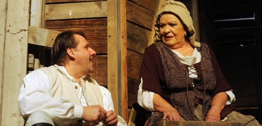 Jiřina Bohdalová a Radek Holub jako Napoleon na kostýmové zkoušce.