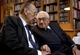 Dva monumenty diplomacie - Henry Kissinger a jeho německý kolega Hans-Dietrich Genscher.