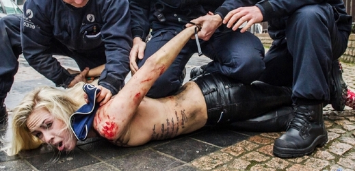 S aktivistkami z Femen policisté často nezacházejí jako s pravými dámami.