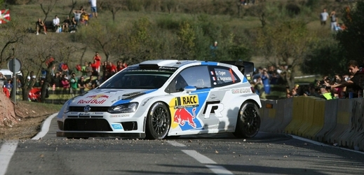 Již jistý mistr světa Sébastien Ogier z Francie vede po první etapě Britskou rallye.