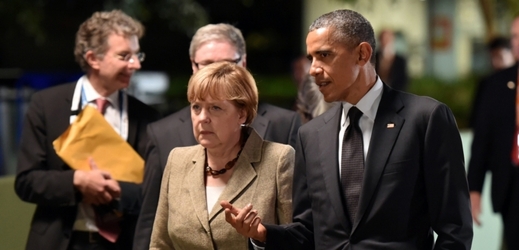 Barack Obama si povídá s kancléřkou Angelou Merkelovou na summitu G20.