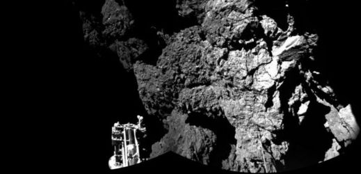 Philae na povrchu komety 67P/Čurjumov-Gerasimenko. Modul přistál vedle útesu, který do značné míry blokuje dopad slunečního světla na solární panely modulu.
