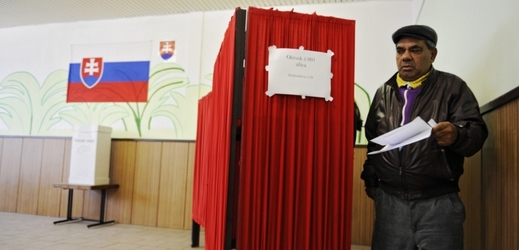 Slovensko si volí primátory a starosty. Policie prověřuje podezření z kupování hlasů.
