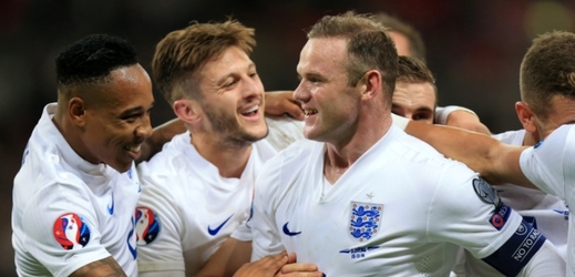 Radující se Angličané, uprostřed s Waynem Rooneym.