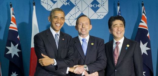 Americký prezident Barack Obama (vlevo) australský premiér Tony Abbott (uprostřed) a japonský premiér Shinzo Abe.