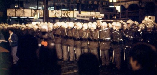 Policejní kordon proti demonstrantům na Národní třídě v Praze. 1989.
