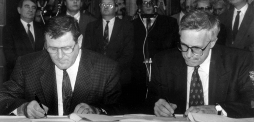 Klaus a Mečiar podepisují smlouvu o rozdělení Československa.