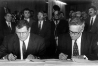 Klaus a Mečiar podepisují smlouvu o rozdělení Československa.