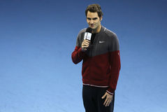 Smutný Roger Federer se omlouvá divákům, že do zápasu nenastoupí.