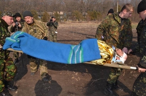 Transport zraněného ukrajinského vojáka.