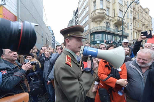Atmosféra na protestní akci nazvané Chci si s vámi promluvit, pane prezidente, 17. listopadu na Národní třídě v Praze.
