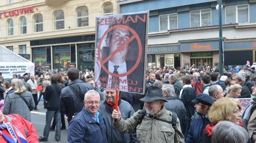 Na protest proti prezidentu Miloši Zemanovi dorazilo odhadem několik tisíc lidí.