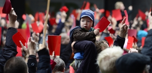 Červené karty pro Zemana! Symbolický vzkaz lidí, kteří  17. listopadu 2014 přišli na Národní třídu.