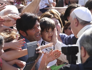Papež František mezi lidmi na Svatopeterském náměstí.
