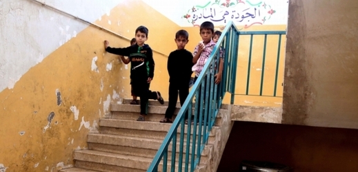 Ve školách v druhém největším iráckém městě Mosulu už děti nesmějí používat barevné pastelky, zrušen byl i tělocvik (ilustrační foto). 