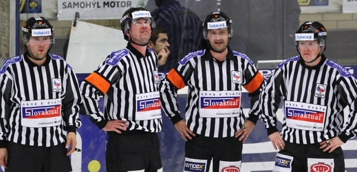 Zleva - rozhodčí Přemysl Skopal, Robert Čech, Roman Polák a Jaromír Bryška v utkání 20. kola hokejové extraligy PSG Zlín - HC Verva Litvínov, které se hrálo 14. listopadu 2014 ve Zlíně.