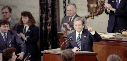 Prezident republiky Václav Havel promluvil 21. února v americkém Kongresu. Vlevo uprostřed tiskový tajemník prezidenta Michael Žantovský.