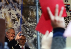 Miloš Zeman mává svým odpůrcům, kteří mu vystavili "červenou kartu".