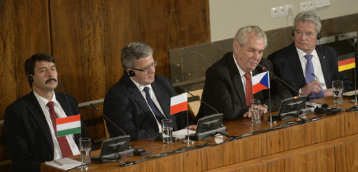 Zleva prezidenti Maďarska János Áder, Polska Bronislaw Komorowski, Česka Miloš Zeman a Německa Joachim Gauck.
