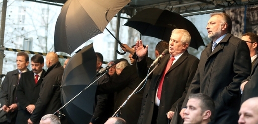 Prezidentova ochranka musela deštníky bránit Miloše Zemana před vajíčky.