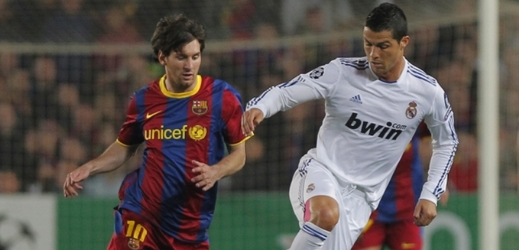 Cristiano Ronaldo (v bílém) a Lionel Messi.