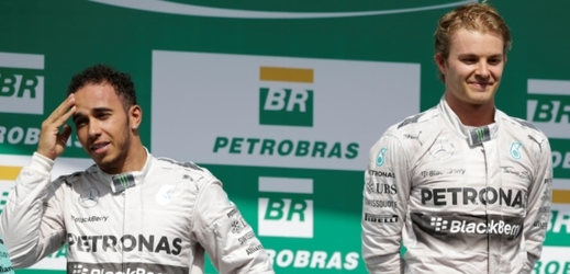Jezdci Mercedesu Lewis Hamilton (vlevo) a Nico Rosberg si to rozdají o titul mistra světa.