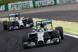 Závodníci Mercedesu vládnou formuli 1.