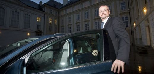 Dan Ťok odjíždí z Pražského hradu po jednání s prezidentem.