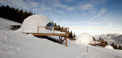 Horské chaty ve tvaru kupole připomínají spíše iglú.