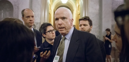 Americký senátor John McCain.