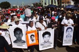 Mexičané demonstrují za zmizelé studenty.