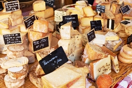 V pasáži Lucerna nakoupíte francouzské sýry a jiné delikatesy (ilustrační foto).