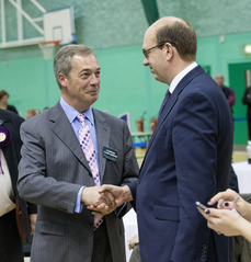 Nový poslanec UKIP Mark Reckless (vpravo) a šéf strany Nigel Farage.